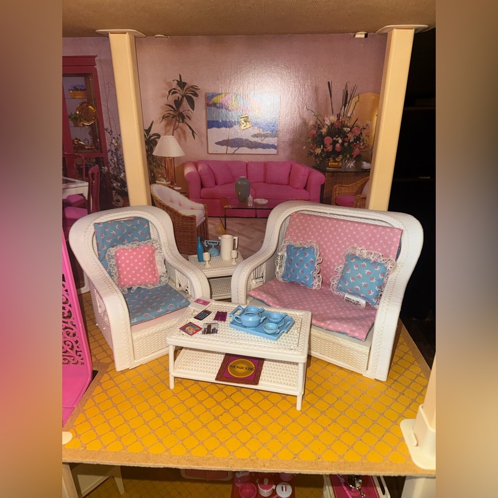 Mattel 1982 Pink Elevator Barbie Townhouse with Furniture & Accessories - Picture 8 of 16